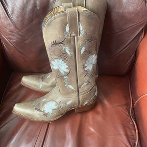 Shyanne Brown Western Heeled Boots with White Floral Embroidery